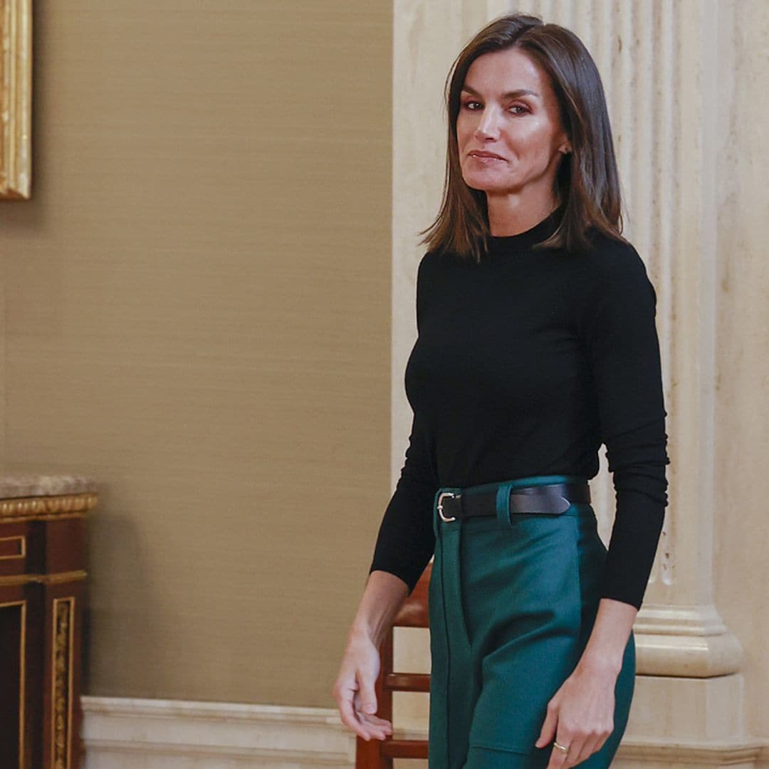 La reina Letizia sorprende con un look muy 'casual' con plataformas y pantalón de tiro alto en un acto en Zarzuela