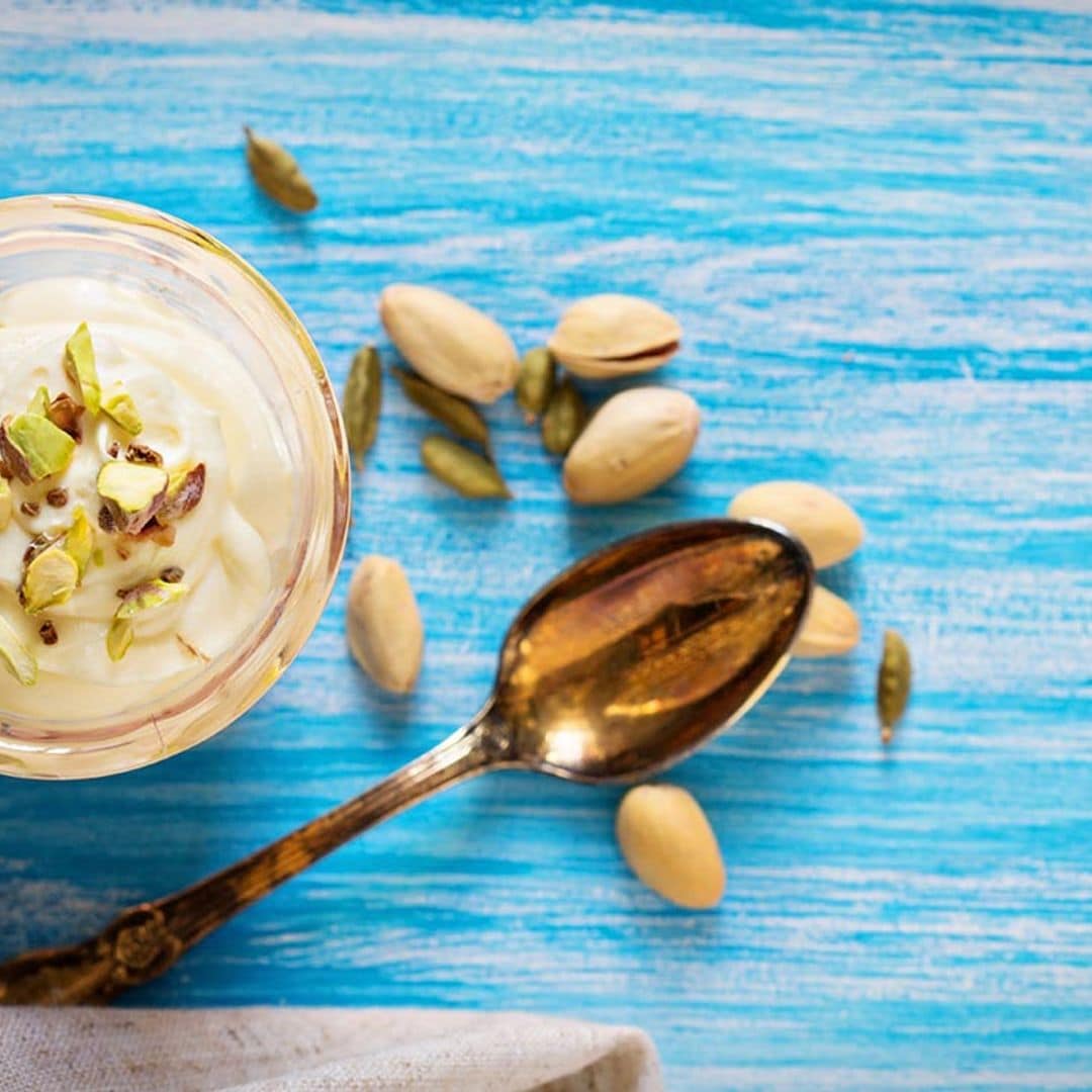 Yogur con azafrán, miel y pistachos