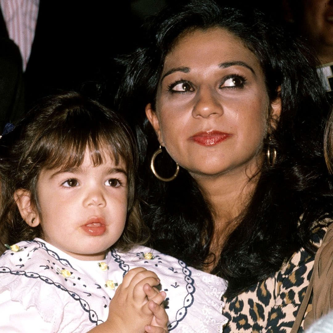 LA CANTANTE LOLITA FLORES CON SU HIJA ELENA FURIASE GONZALEZ EN BRAZOS DURANTE UN ACTO PUBLICO EN MADRID