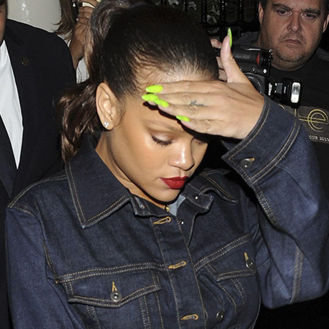 Rihanna regresa al ‘total denim’ con un especial detalle ‘deluxe’