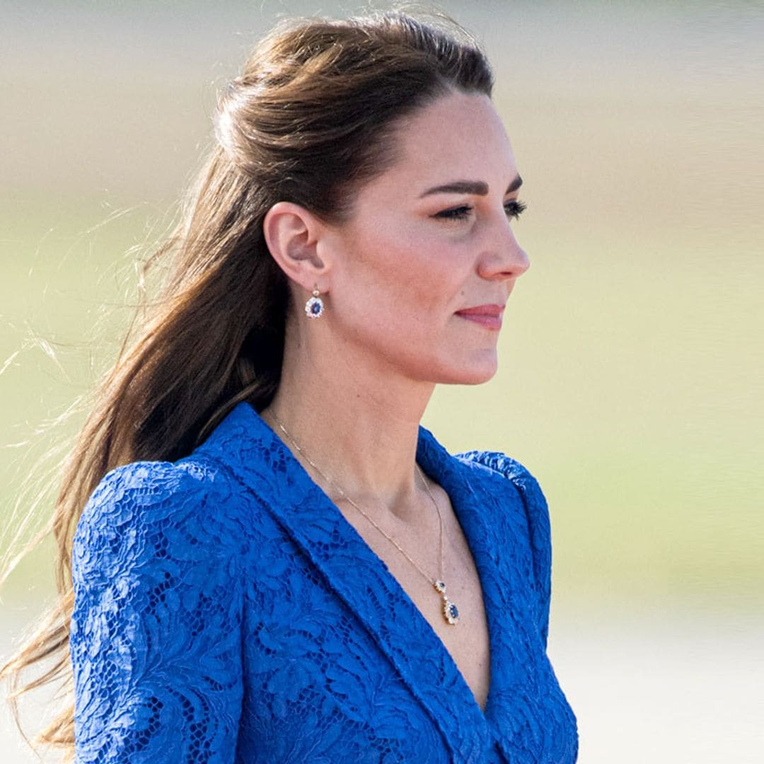 Kate llega a Belice con un nuevo vestido 'cintura de avispa' y joyas de la princesa Diana