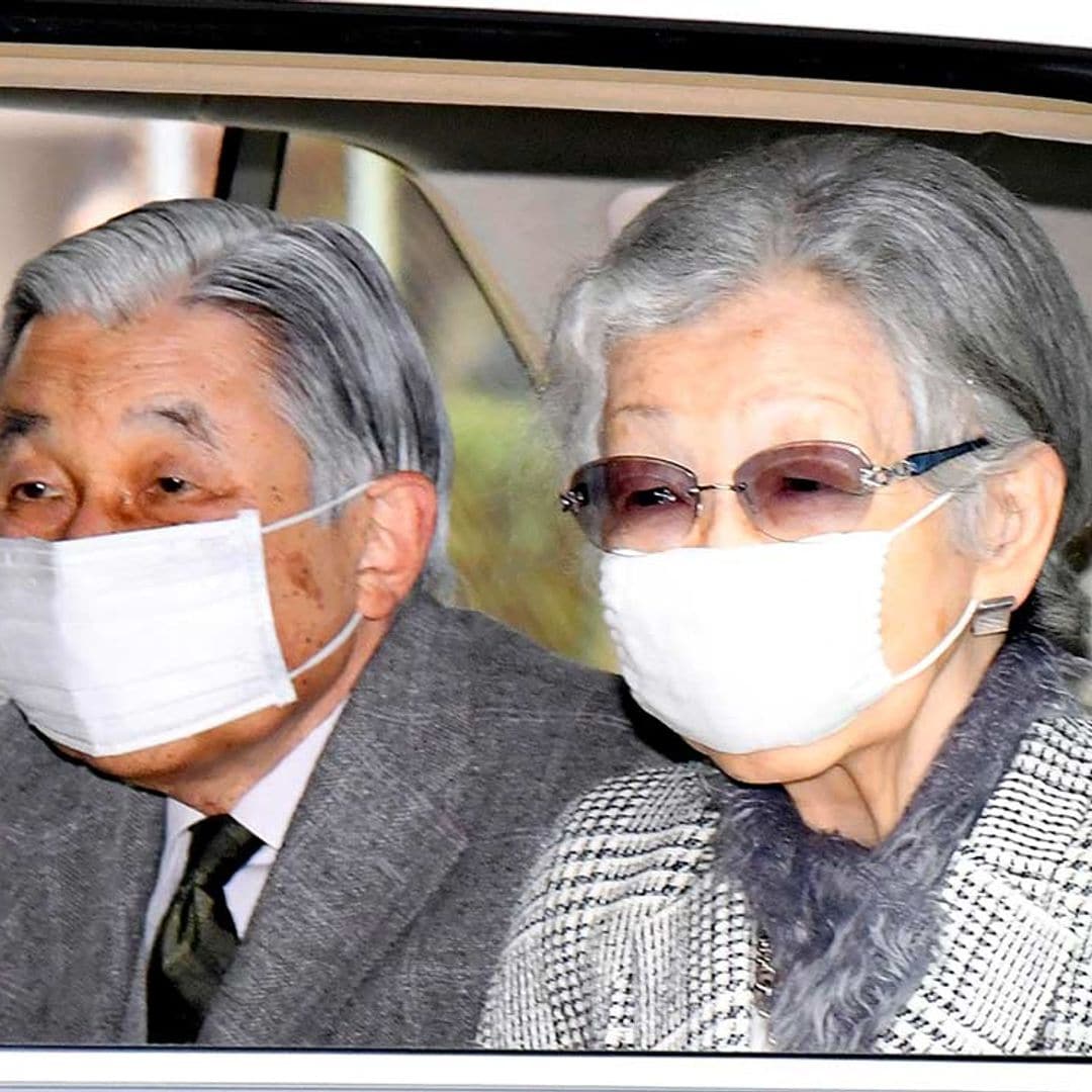 Akihito y Michiko de Japón abandonan con mascarilla el que ha sido su hogar durante 26 años