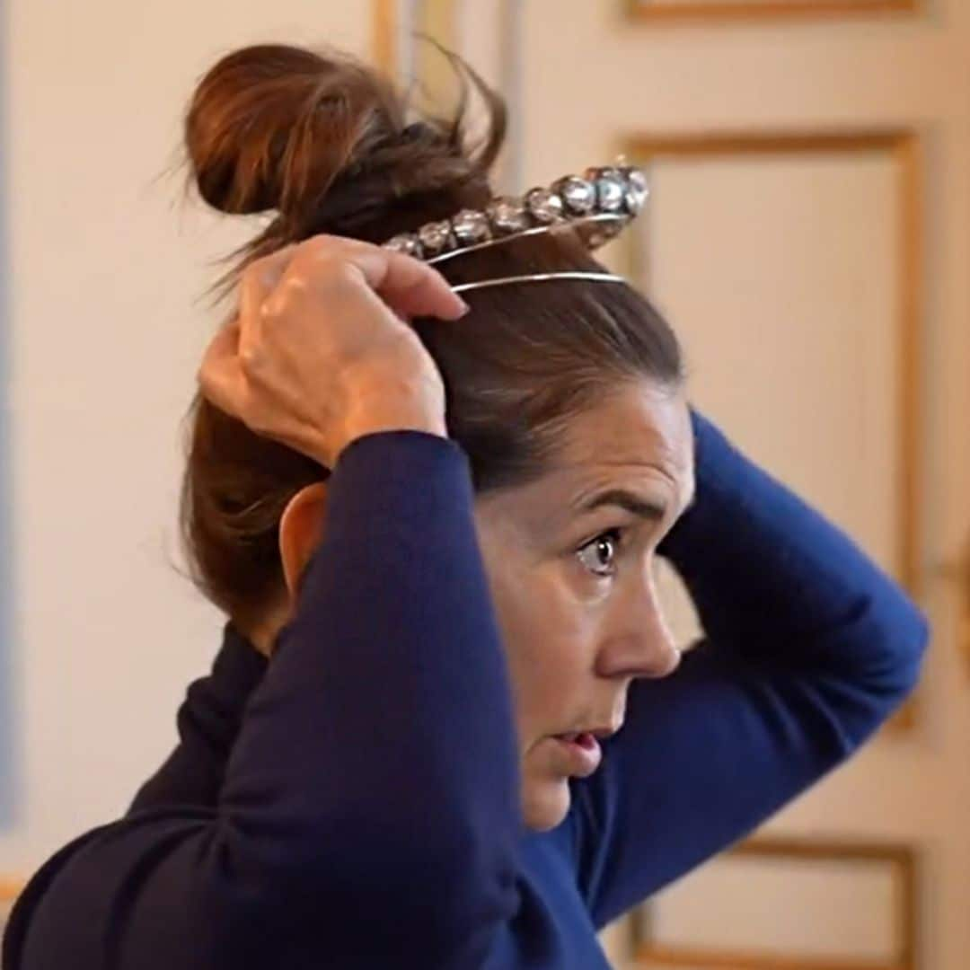 Mary de Dinamarca muestra lo que ninguna Reina ha enseñado: cómo se hace su primera tiara