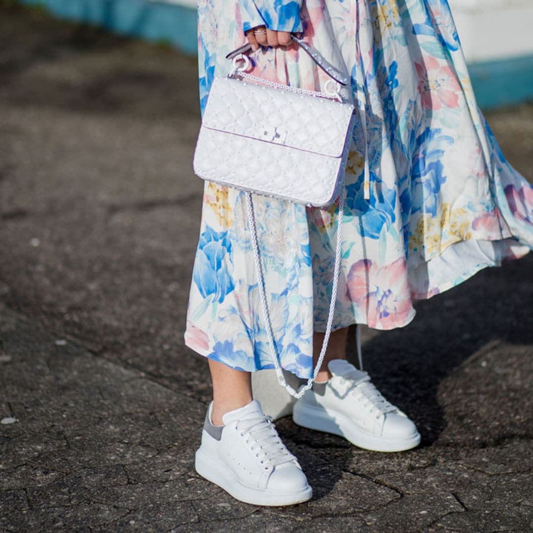 ¡Ya están de rebajas! Las zapatillas blancas que combinan con todos tus vestidos