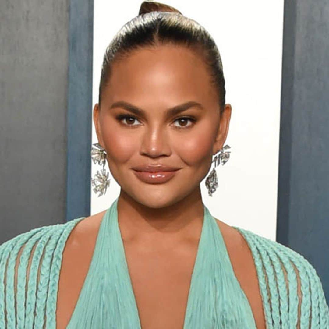 ¡Por fin! Chrissy Teigen revela el truco de Hollywood para que la nariz parezca más pequeña