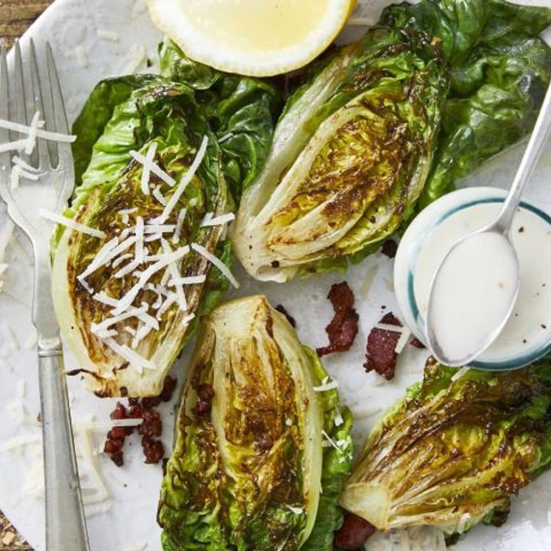 Cogollos de lechuga a la parrilla con salsa César