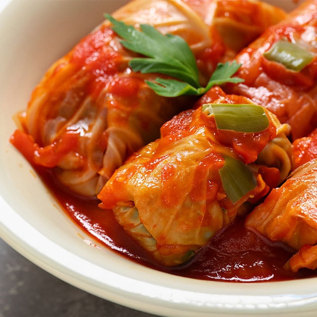 Rollitos de repollo rellenos de coliflor y carne picada con tomate