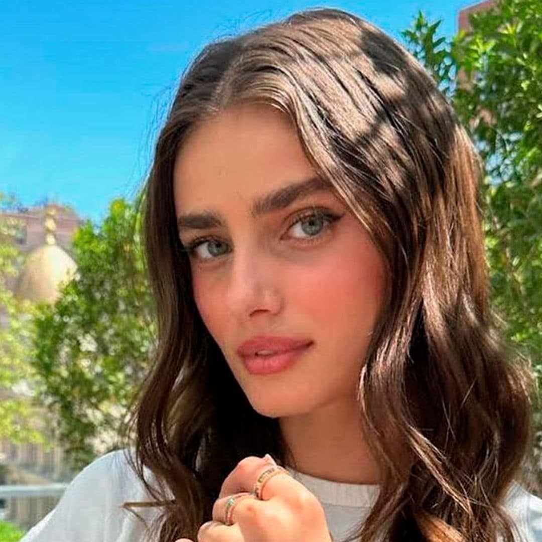 El inesperado cambio de look de la modelo Taylor Hill al puro estilo 'swifties'