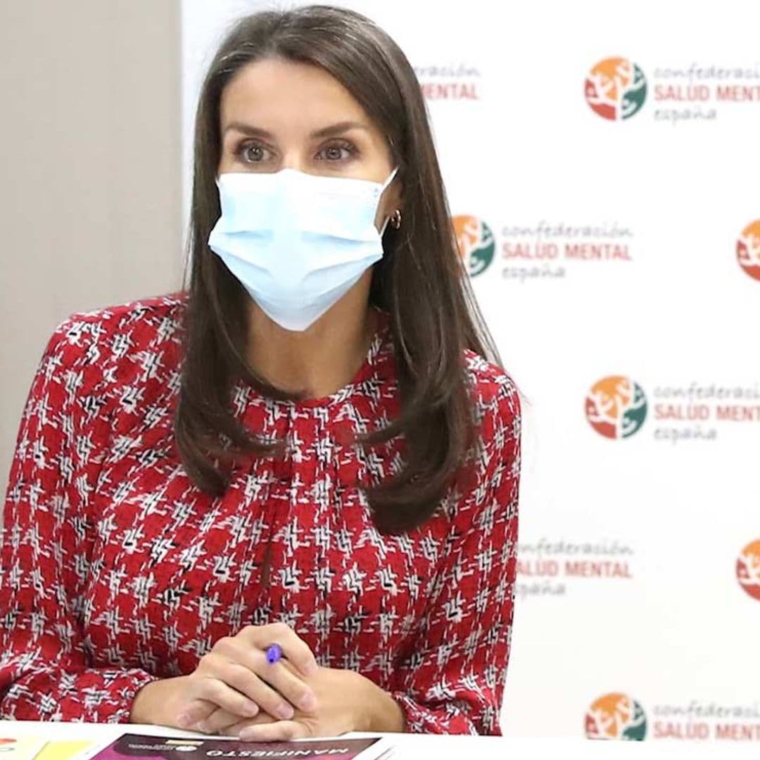 Doña Letizia cumple con su agenda de trabajo en una de las zonas confinadas de Madrid