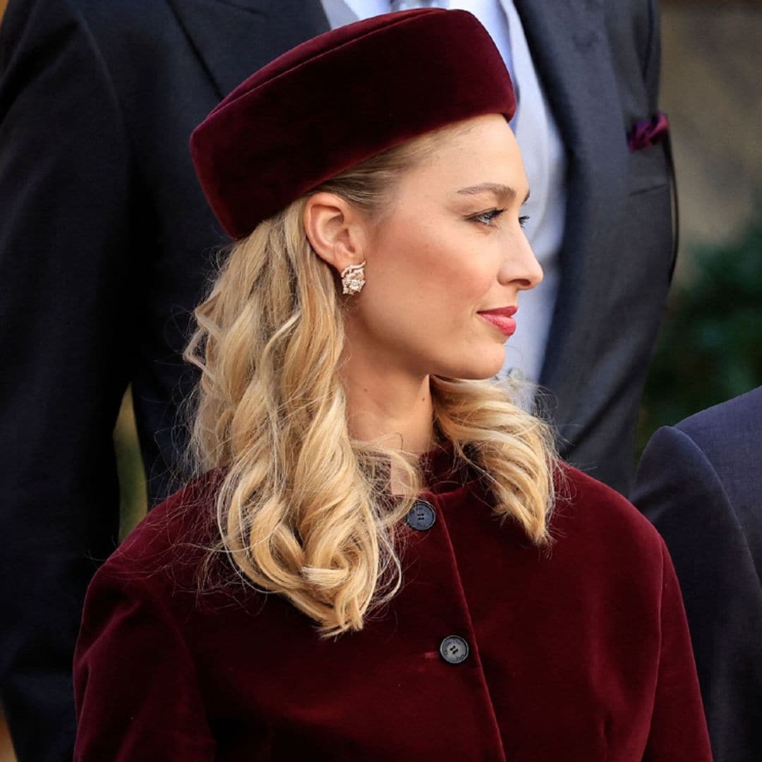 Beatrice Borromeo completa su look de terciopelo con un tocado 'pillbox' y joyas de flores