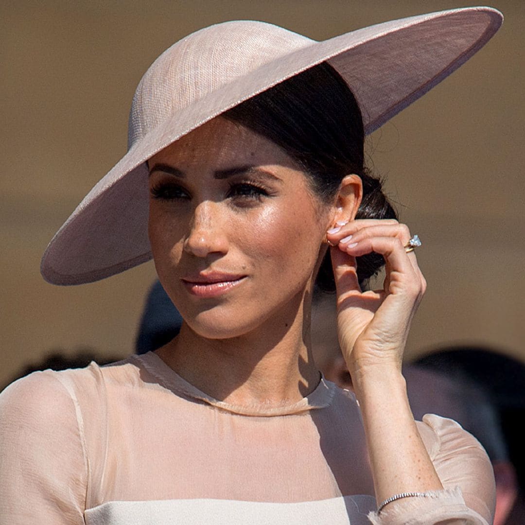 Al detalle, las poderosas joyas con mensaje de Meghan Markle