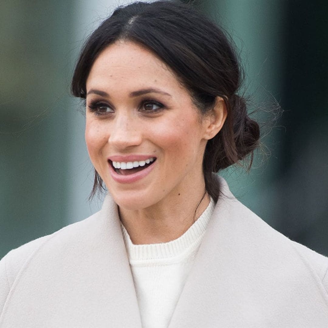 El glamuroso abrigo capa de Meghan que se ha vuelto una sensación