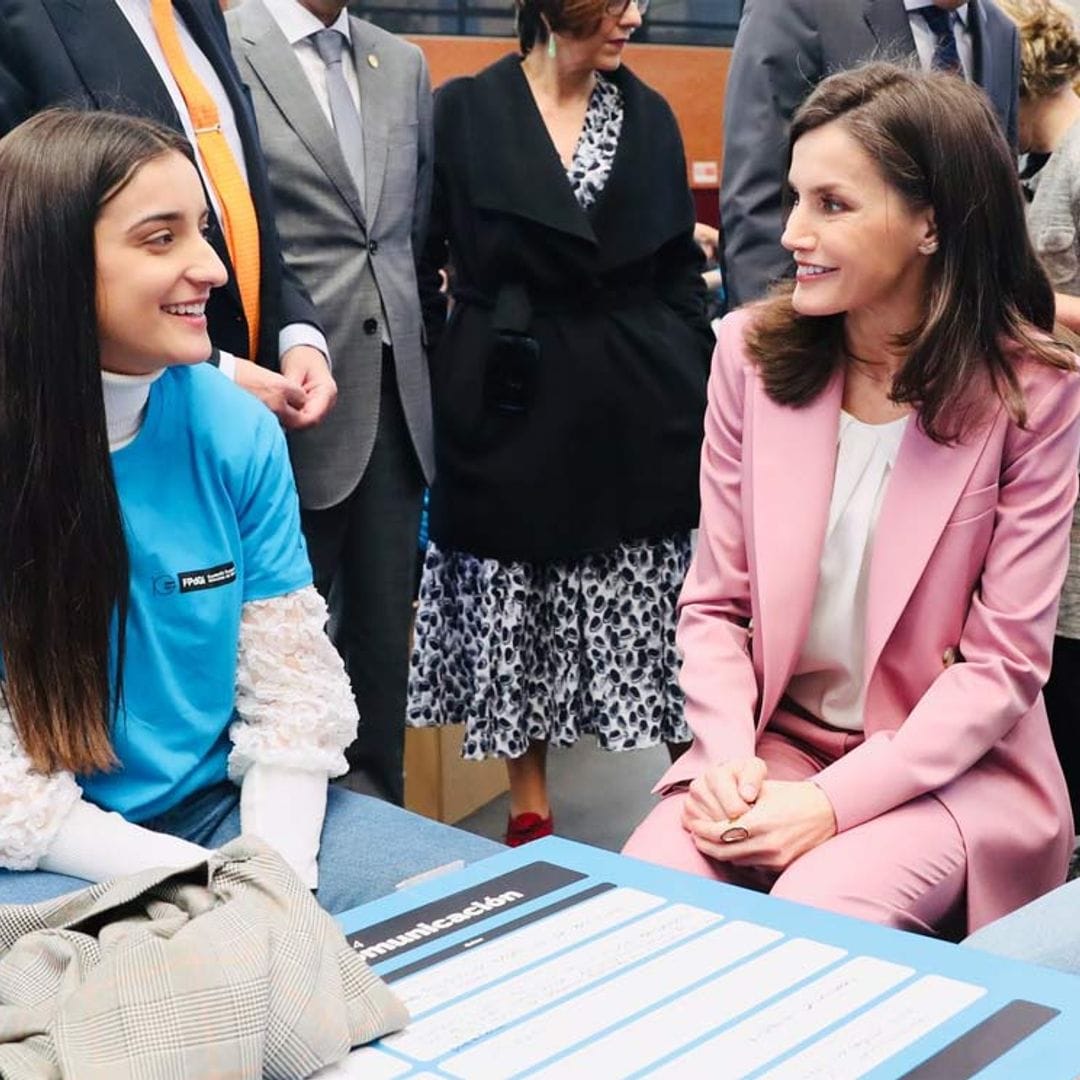 La Reina vuelve a reunirse con jóvenes en un acto de la fundación de la princesa Leonor