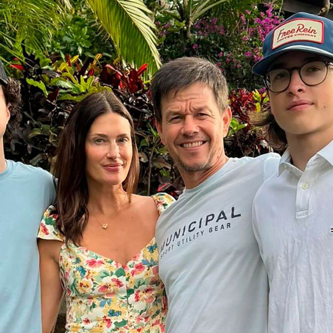 Mark Wahlberg posa con sus hijos adolescentes en Hawái y se queja de que ya son más altos que él