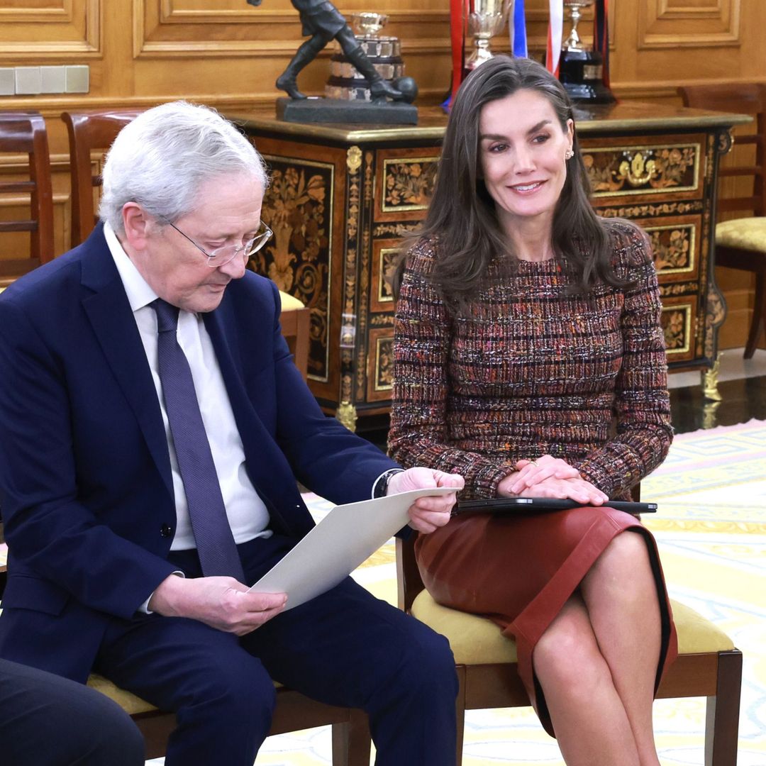 La reina Letizia recibe en audiencia a Fernando Ónega, padre de su íntima amiga Sonsoles Ónega, en Zarzuela