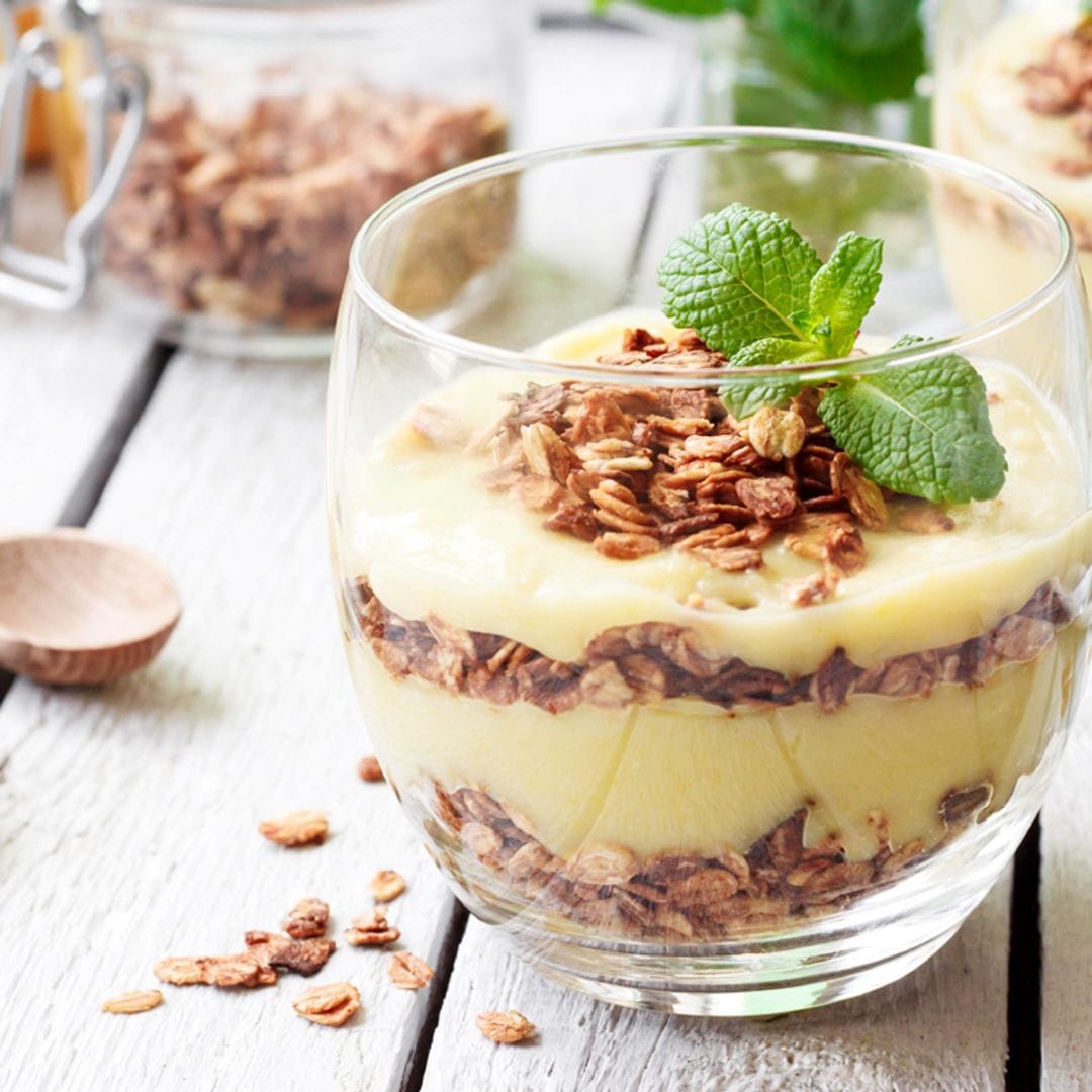 Postre de crema de limón con granola