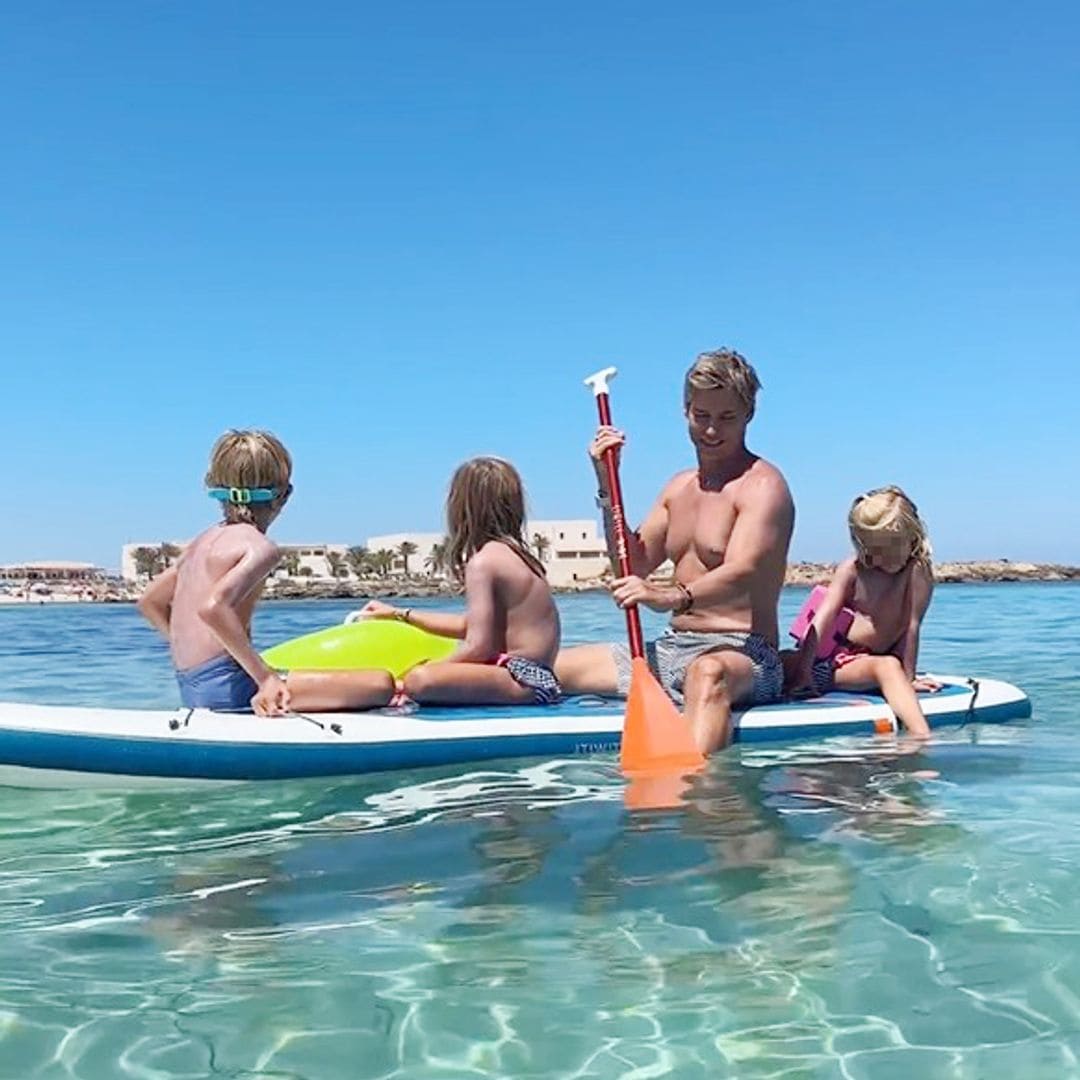 Las divertidas vacaciones de Carlos Baute y Astrid Klisans con su familia numerosa