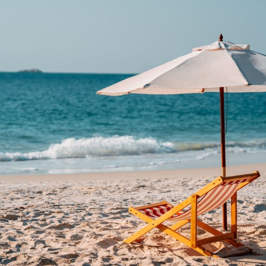 Las sombrillas de playa más bonitas para protegerte del sol con mucho estilo