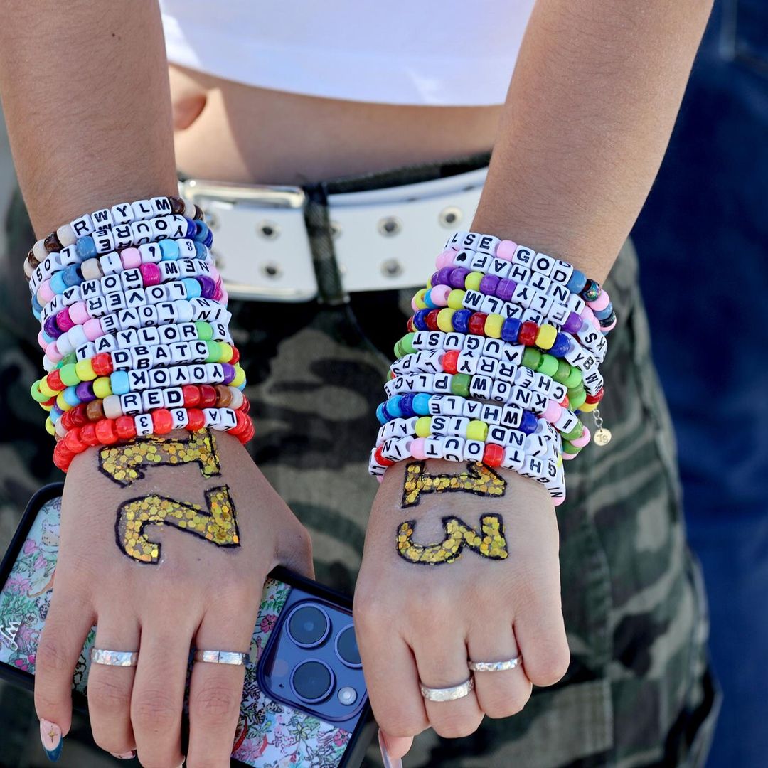 ¿Qué son las ‘friendship bracelets’ que todos están llevando al Eras Tour de Taylor Swift?