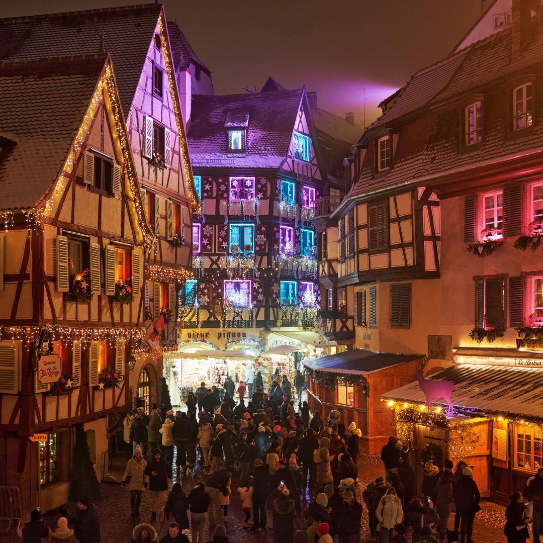 Colmar, Francia, decorada e iluminada por Navidad