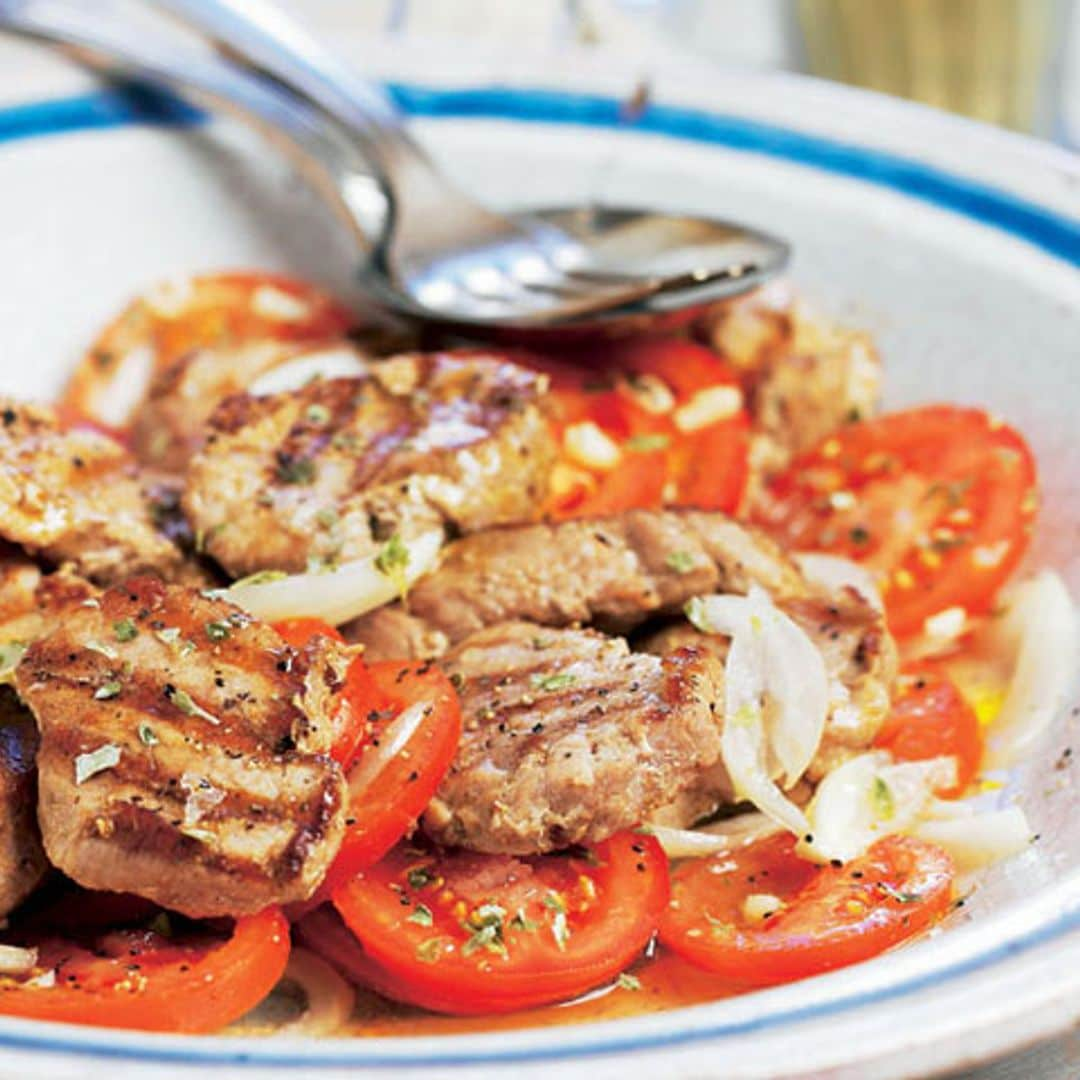 Solomillitos de cerdo con ensalada de tomate