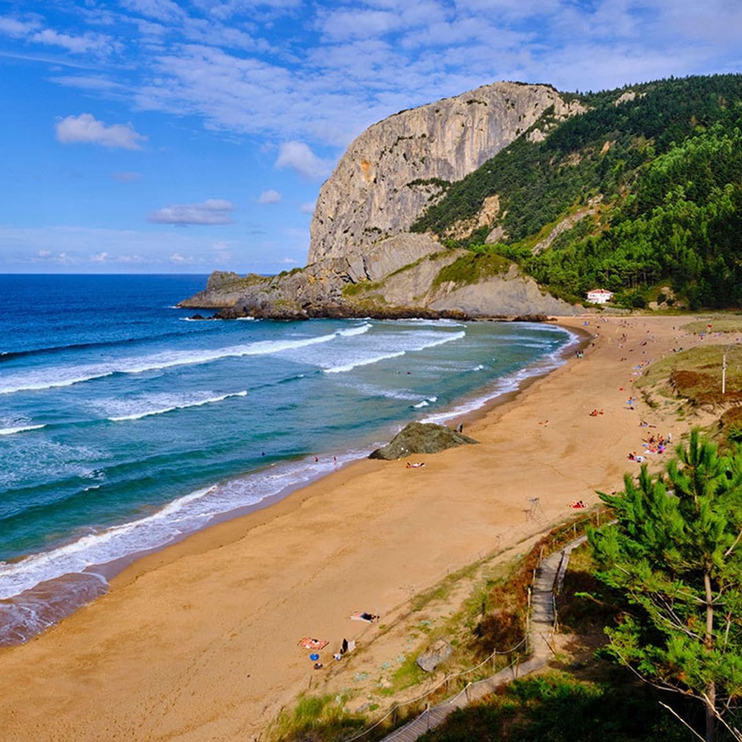 Laga, la playa salvaje que vuelve locos a los surfistas