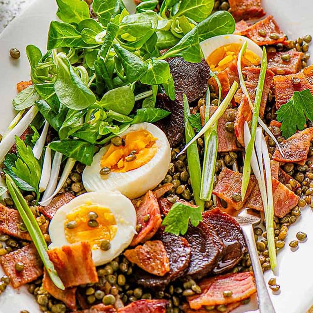 Ensalada de lentejas con bacón, remolacha y huevo