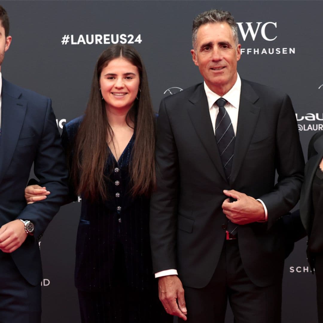 Miguel Indurain presume de familia, su mujer Marisa y sus hijos Jon y Ana, en los Oscar del deporte