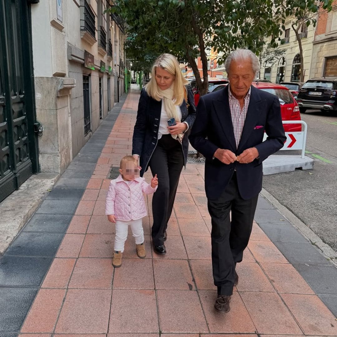 Los padres de Isabelle Junot, dos orgullosos (y elegantes) abuelos con su nieta Philippa