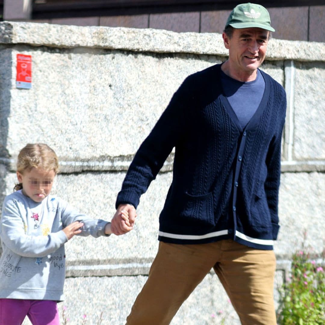 En medio del huracán mediático, Alessandro Lequio vuelve a sonreír con la pequeña Ena y su mujer, María Palacios