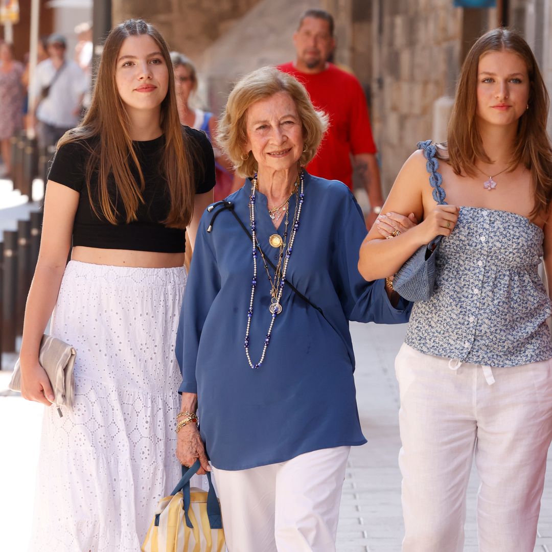 El truco de estilo que ha conectado los looks de Sofía y Leonor con el de su abuela, la reina Sofía