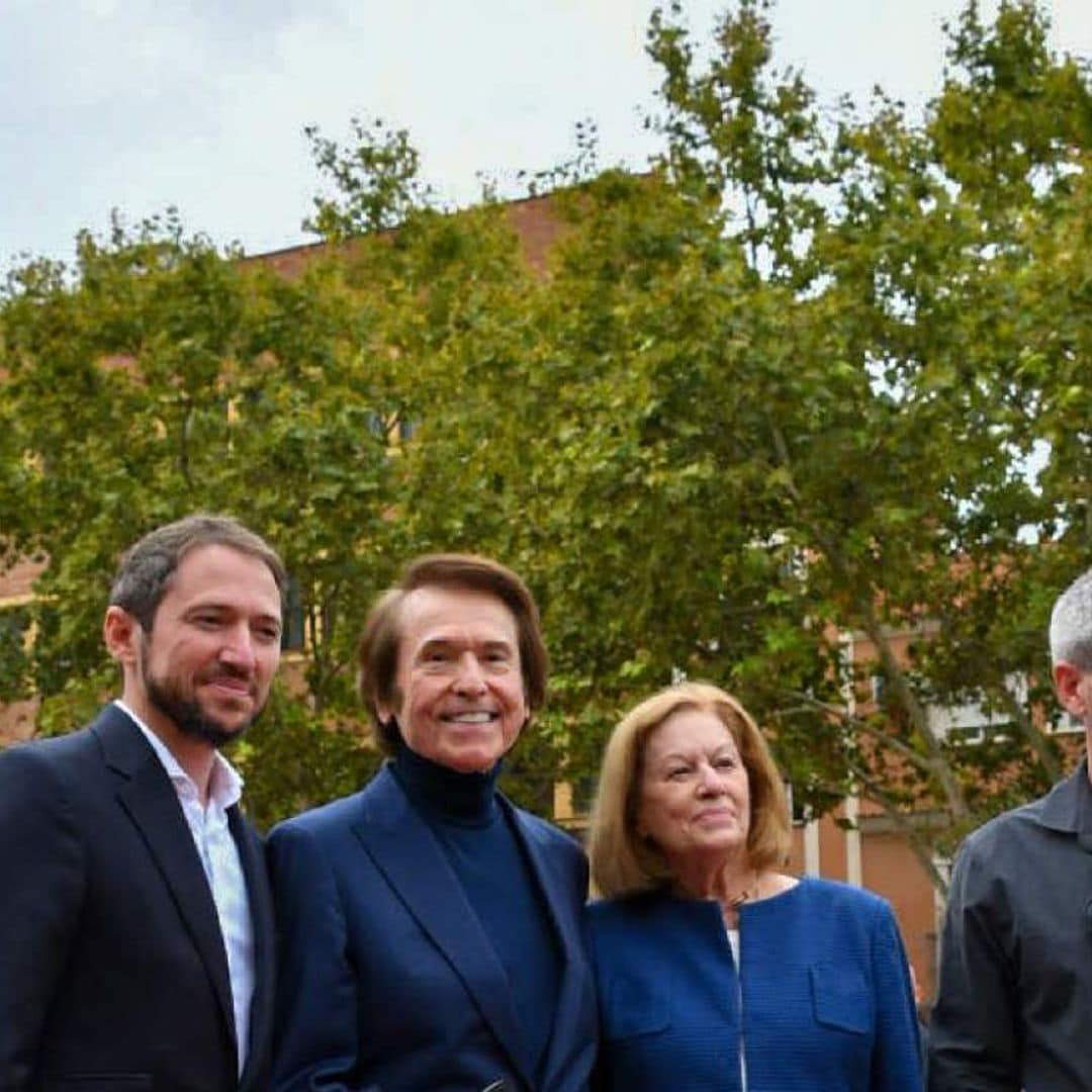 Raphael descubre su estatua en Linares arropado por su familia