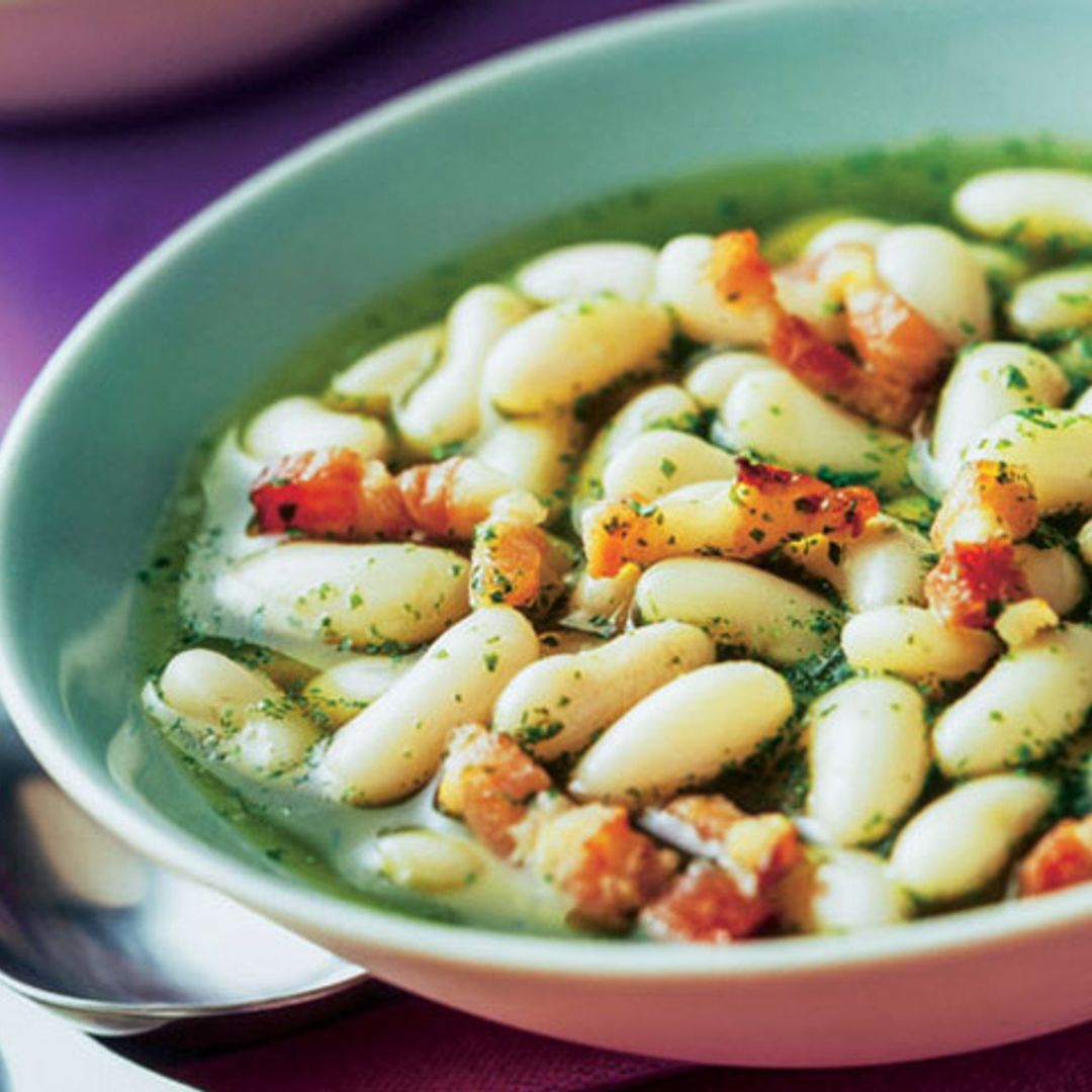 Alubias blancas en salsa verde con soldaditos de beicon