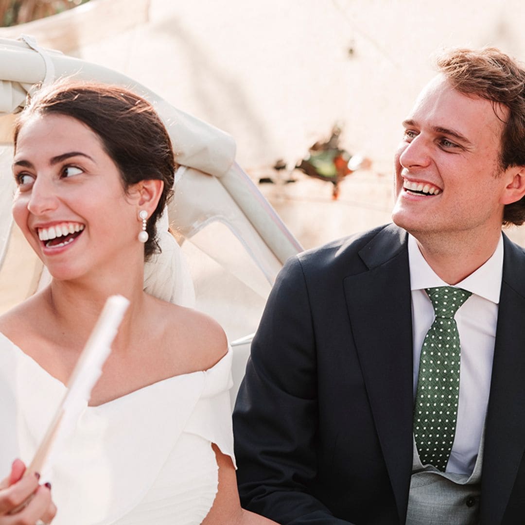 Esther, la novia del vestido con capa asimétrica que se casó en una finca colonial de Tenerife