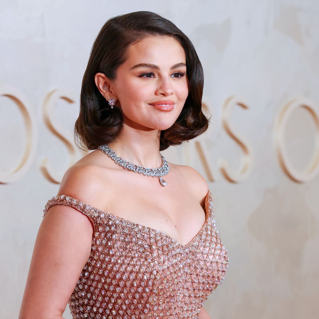 Las tendencias 'beauty' de Selena Gomez en los Oscar: pelo corto 'glam', maquillaje natural y manicura melocotón