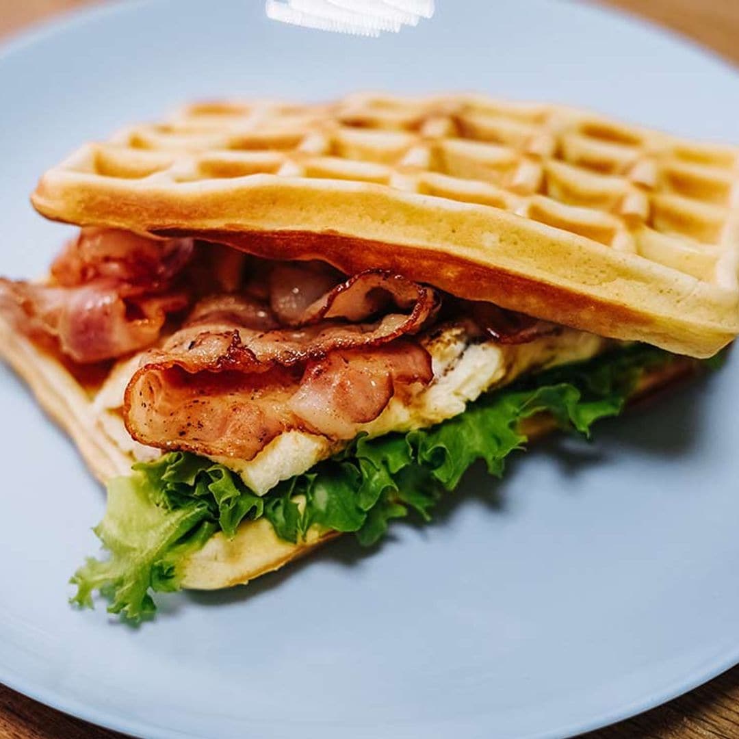 Sándwich de gofres con tortilla de queso y beicon