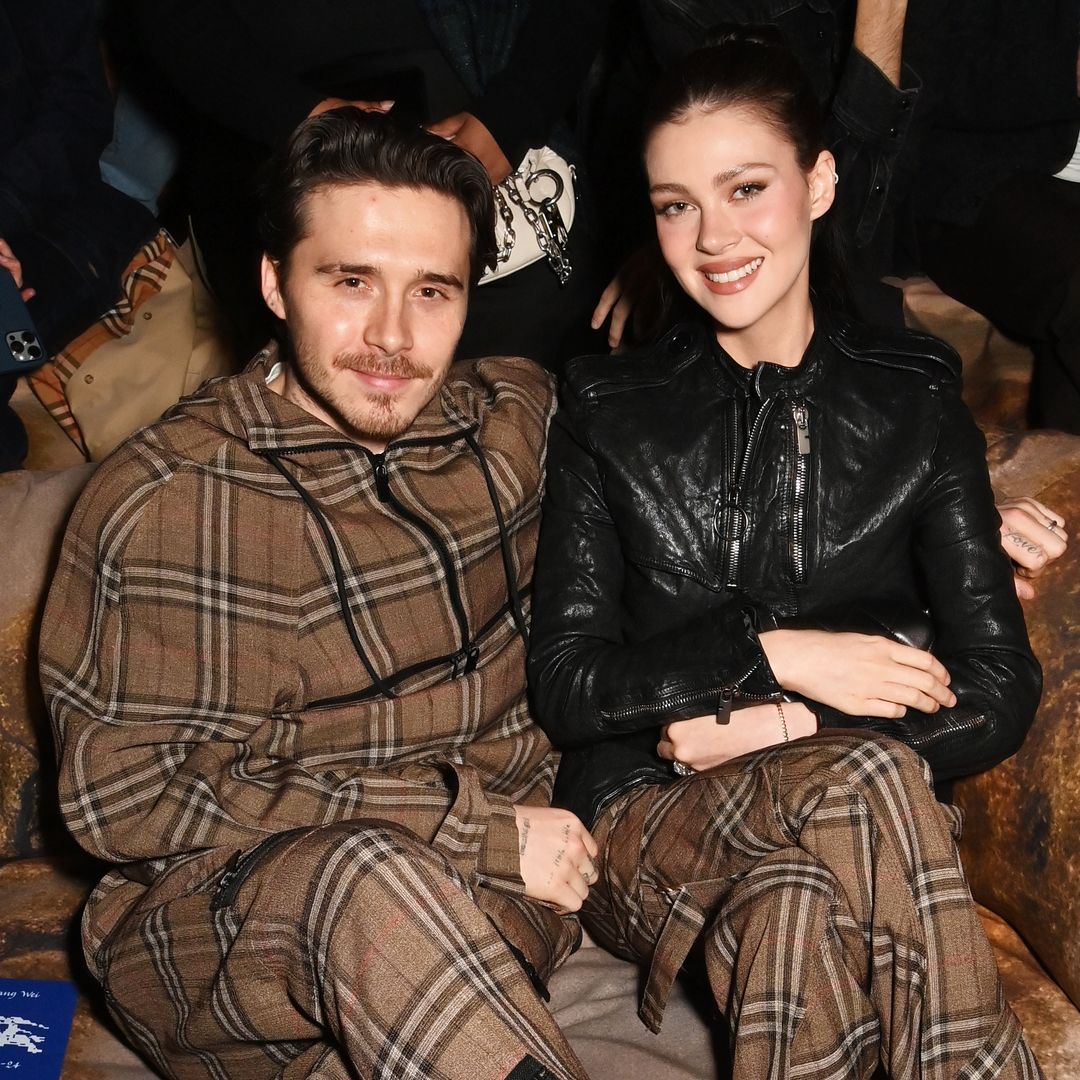 Brooklyn Beckham y Nicola Peltz en el desfile de Burberry en Londres