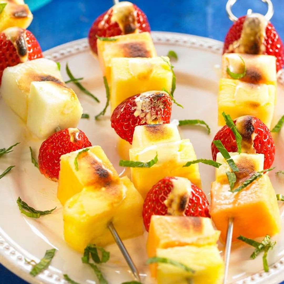 Brochetas de manzana, piña y fresa