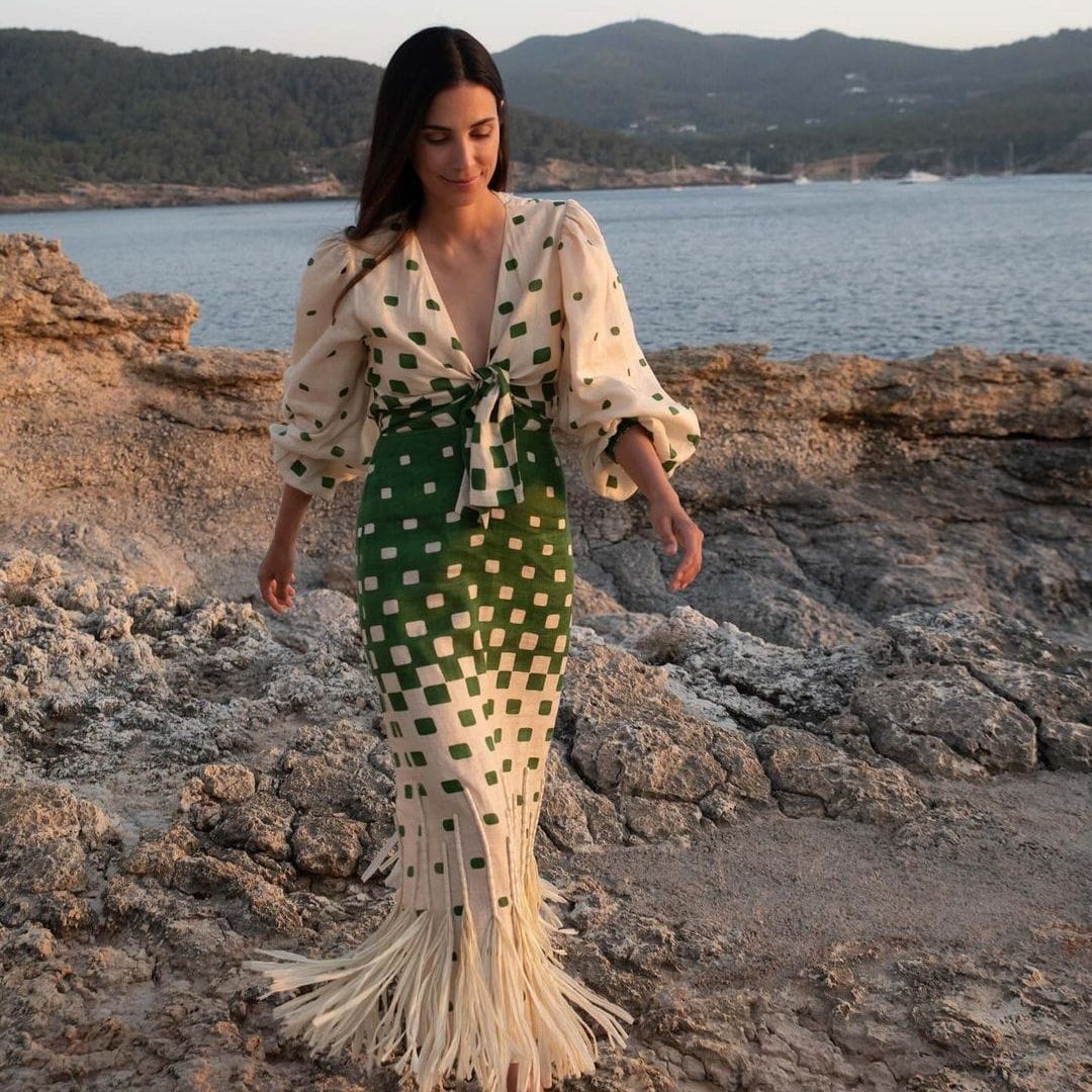 El vestido de flecos perfecto para invitadas que Sassa de Osma ha llevado en Ibiza