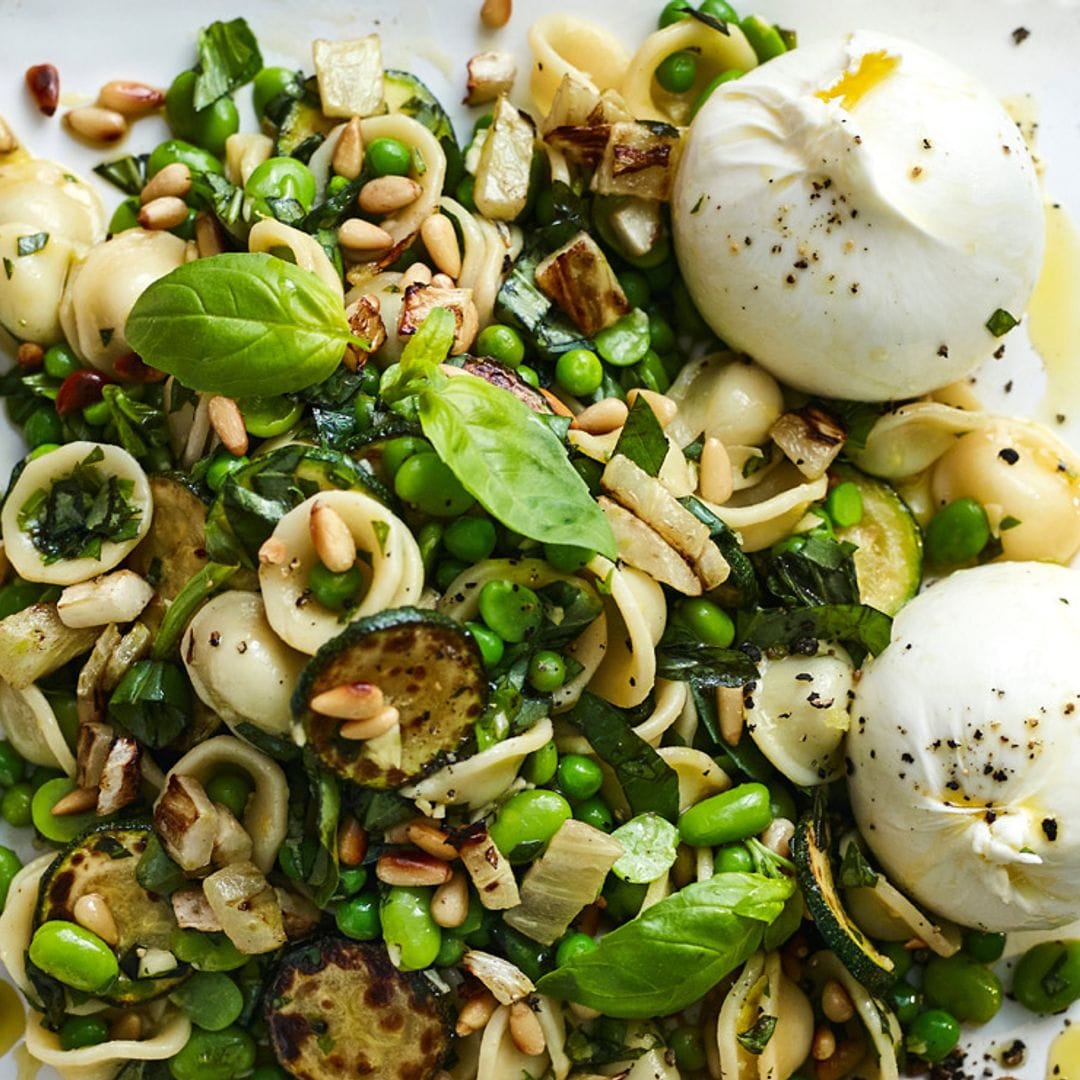 Ensalada de pasta con calabacín y burrata