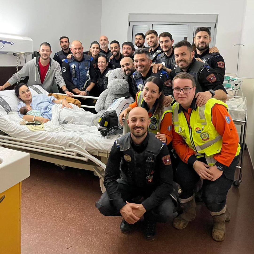 El emotivo encuentro entre los sanitarios y la mujer que escoltaron a punto de dar a luz en medio de la DANA