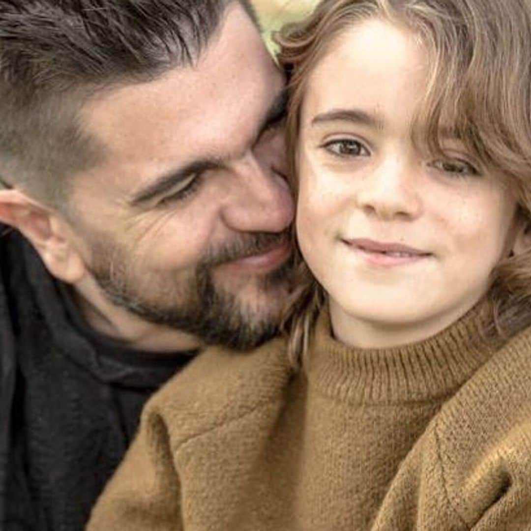 Juanes le hace el nudo de la corbata a su hijo gracias a un tutorial, ¡es lo más tierno!