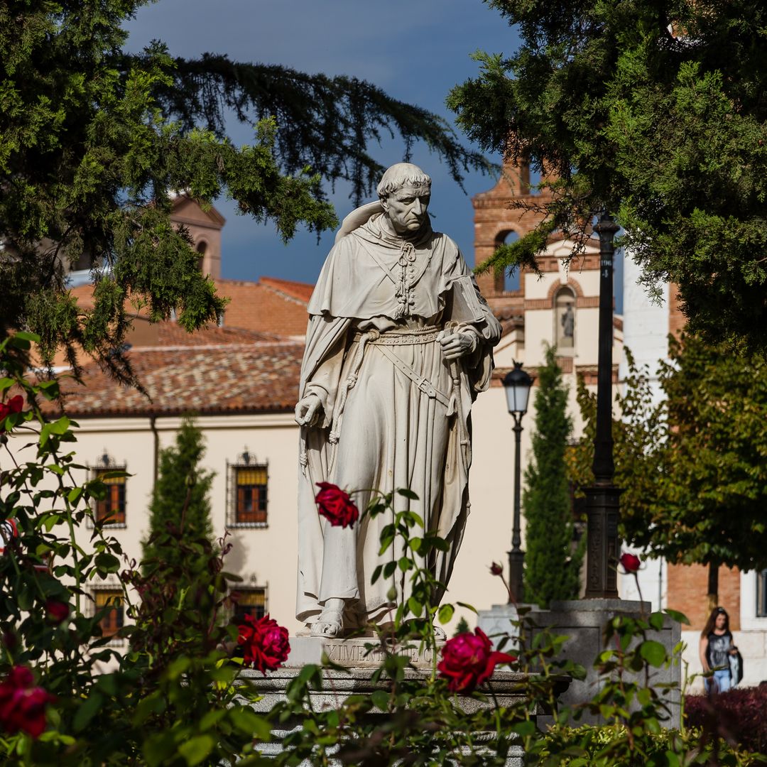 Estatua del cardenal Cisneros en Alcalá de Henares, Madrid