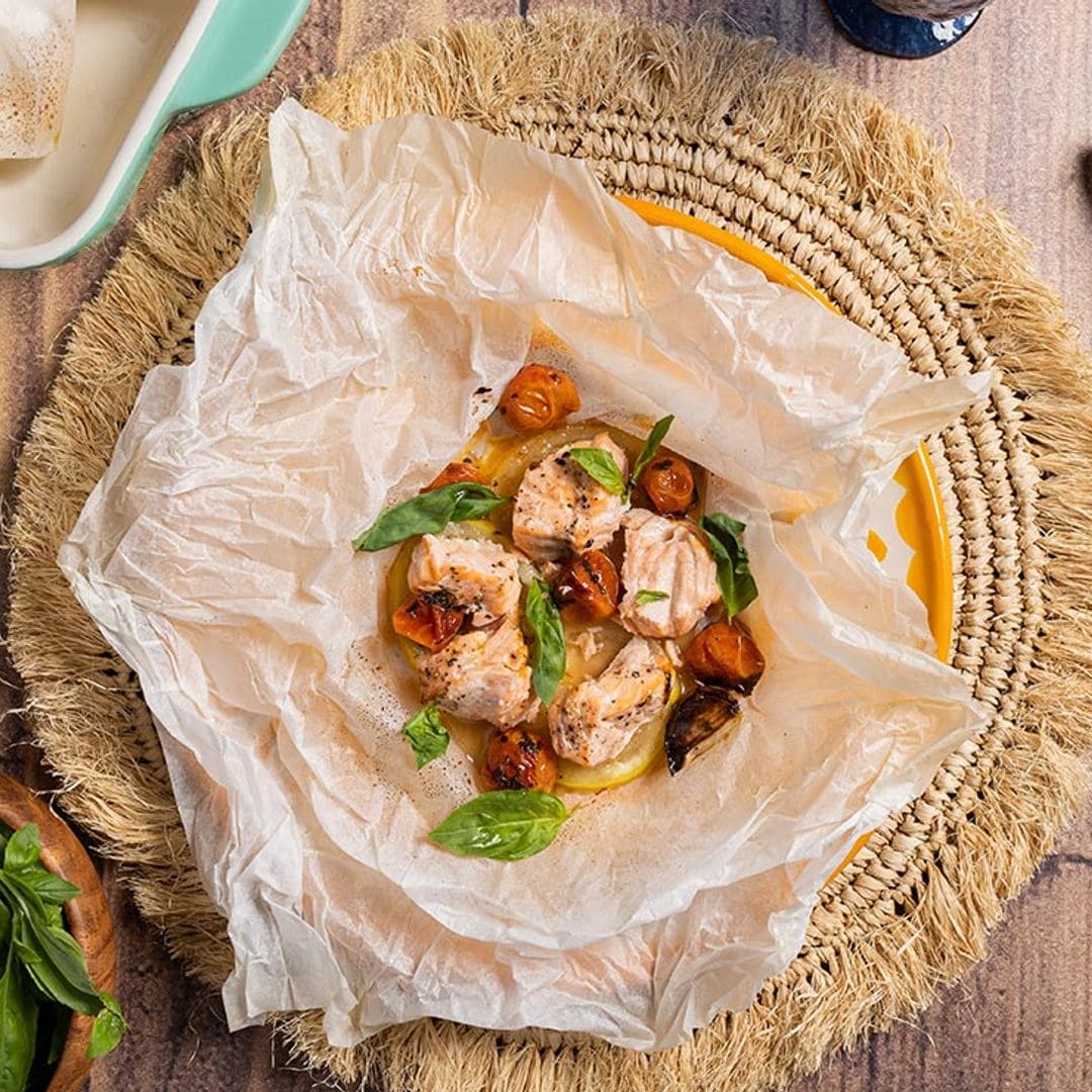 Papillote de salmón y tomates confitados