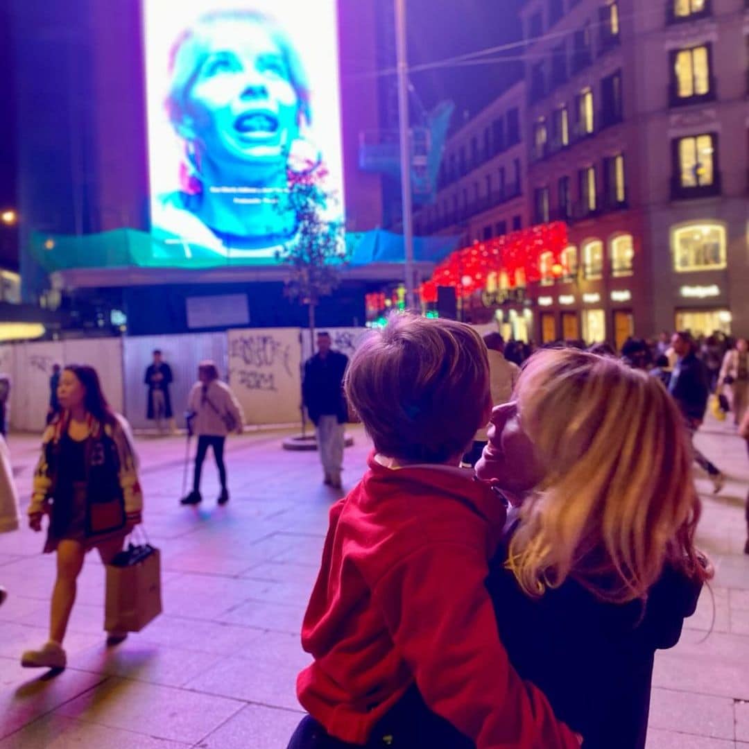 La reacción del hijo de María Adánez al ver a su mamá en un anuncio en el centro de Madrid