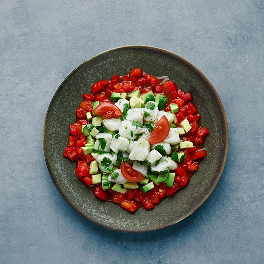 Ensalada de bacalao salado con pimiento, tomate y aguacate