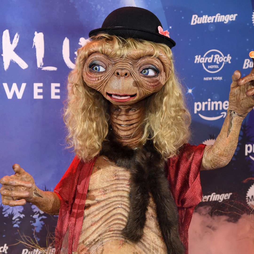 Heidi Klum se transforma en E.T. con un impresionante disfraz ¡que ha requerido 7 horas de preparación!