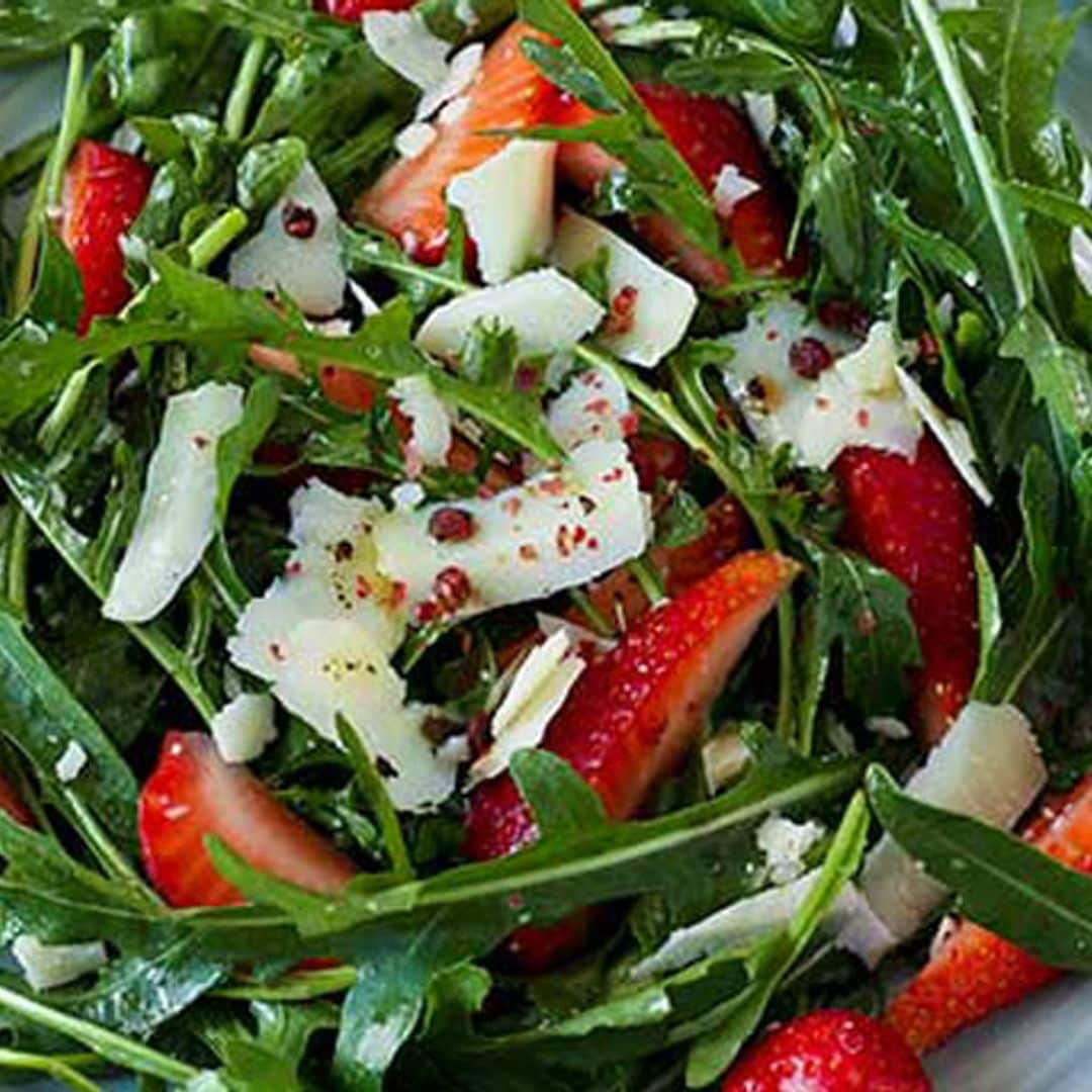 Ensalada de rúcula, fresas y parmesano