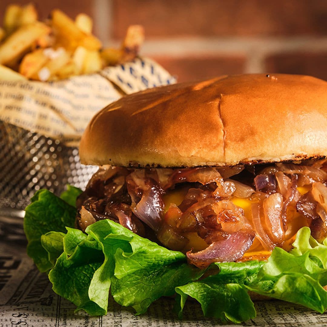 Hamburguesa de pollo con queso y cebolla caramelizada