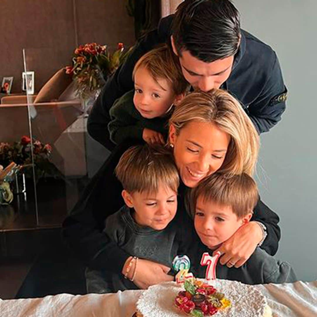 La explosión de alegría de los tres hijos de Alice Campello y Morata al soplar las velas de la tarta